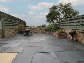 Outdoor dining - Pip's Barn, Benllech, Anglesey (Brynteg)