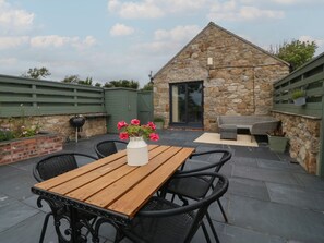 Outdoor dining - Pip's Barn, Benllech, Anglesey (Brynteg)