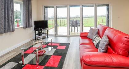 THE DONKEY SHED, WiFi, open-plan, near Sherbone