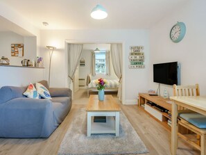 Living area - Charming Seaside Studio Flat in Ventnor (Ventnor)