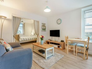 Living area - Charming Seaside Studio Flat in Ventnor (Ventnor)