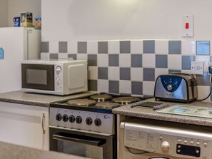 Private kitchen - Charming Seaside Studio Flat in Ventnor (Ventnor)