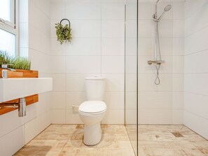 Shower - BRYN RHOSYN, WiFi, Pet-friendly, En-suite, Nefyn (Pwllheli)