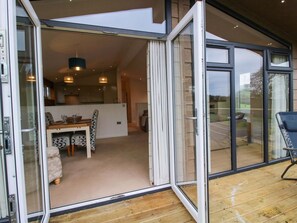 Outdoor dining - 5 Hillview Lodges, Cleobury Mortimer (Kidderminster)