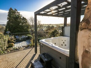 Outdoor spa tub - 26 Frenchgate, Richmond (Gateway)
