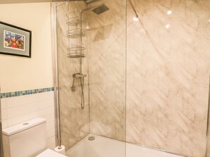 Shower - 6 Erwr Brenhinoedd, Llandybie (Ammanford)