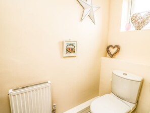 Shower - 6 Erwr Brenhinoedd, Llandybie (Ammanford)