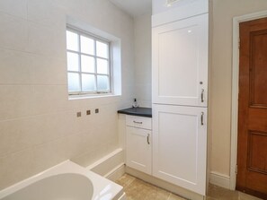Shower - SOUTH LODGE: Cozy Getaway (Ashbourne)