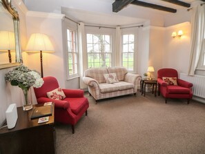 Fireplace - SOUTH LODGE: Cozy Getaway (Ashbourne)
