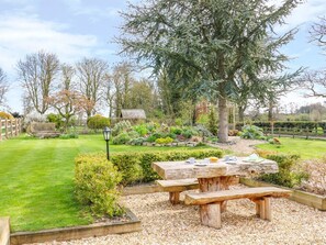 Outdoor dining - SOUTH LODGE: Cozy Getaway (Ashbourne)