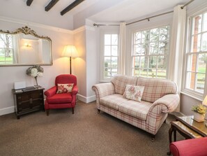 Fireplace - SOUTH LODGE: Cozy Getaway (Ashbourne)