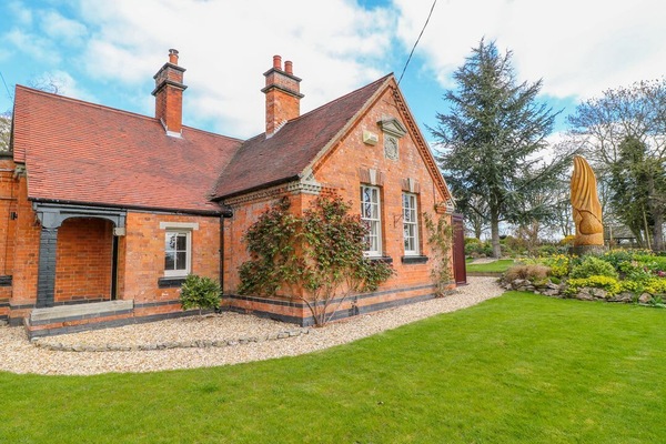 South Lodge - Longford Hall Farm Holiday Cottages
