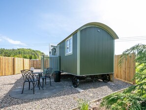 Outdoor dining - Strathmore Holiday Retreat in Forfar (Forfar)