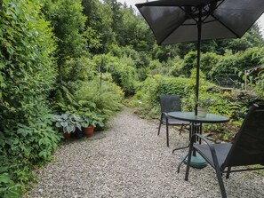 Outdoor dining - Squirrel Cottage (1 Banc Llugwy), Betws-Y-Coed (Betws-y-Coed)