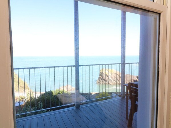 A balcony with a view of the sea and a rock formation. - Val's Seaview, Ilfracombe (Ilfracombe)