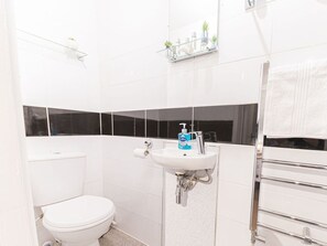 Shower - Lakeland View, Keswick Cumbria (Keswick)
