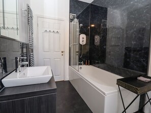 Shower - Moortown House, Caistor (Market Rasen)