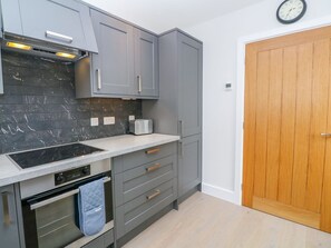 Dishwasher, high chair - Tinners Rest: Cozy Retreat (Penzance)