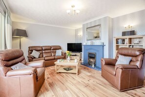 Living area - Cororion Cottage, Benllech (Tyn-y-Gongl)