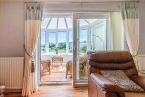 Living area - Cororion Cottage, Benllech (Tyn-y-Gongl)
