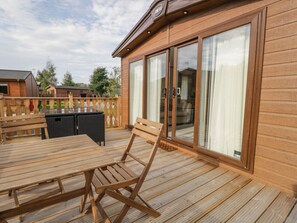 Outdoor dining - Charming 22 Sherwood Home in Warton (Carnforth)