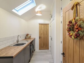 Dishwasher, high chair - Merddwr, Cerrigydrudion (Corwen)