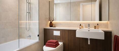 Dusche, Bidet, Handtücher, Seife
