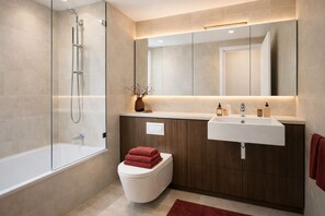 Bathroom - Elegant 2-Bed 2-Bath in Covent Garden (London)