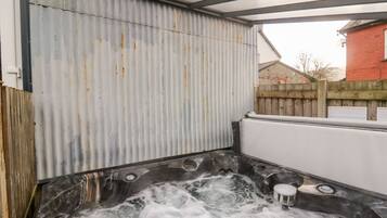Banyera d'hidromassatge a l'aire lliure