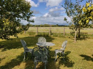 Outdoor dining - The Coach House Retreat (Bridgwater)