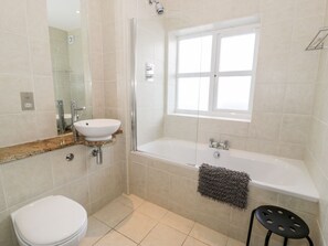 Shower - Tides: A Coastal Retreat in Benllech (Tyn-y-Gongl)