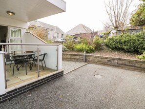 Outdoor dining - Tides: A Coastal Retreat in Benllech (Tyn-y-Gongl)