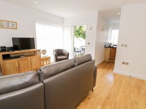 Living area - Tides: A Coastal Retreat in Benllech (Tyn-y-Gongl)