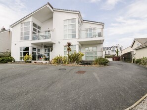 Exterior - Tides: A Coastal Retreat in Benllech (Tyn-y-Gongl)