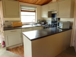 Private kitchen - Charming South Lodge Retreat in Kendal (Kendal)