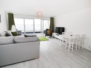 Living area - WELYMORA: Charming Townhouse Retreat (Pwllheli)
