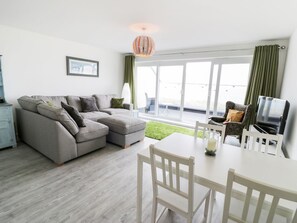 Living area - WELYMORA: Charming Townhouse Retreat (Pwllheli)