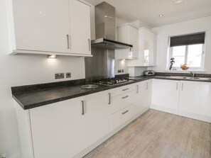 Private kitchen - WELYMORA: Charming Townhouse Retreat (Pwllheli)