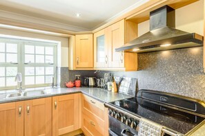 Private kitchen - Ysgubor Isaf, Newcastle Emlyn (Newcastle Emlyn)