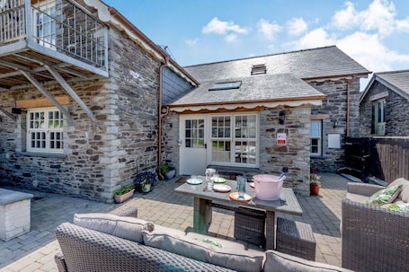 Outdoor dining. Ysgubor Isaf, Newcastle Emlyn