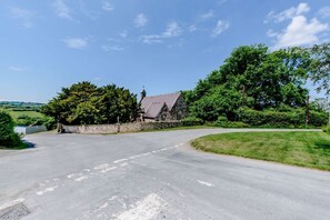 Property grounds - Ysgubor Isaf, Newcastle Emlyn (Newcastle Emlyn)