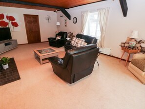 Living area - The Stables, St Athan (Y Barri)