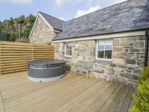 Terrace/patio - Charming Horseshoe Cottage Escape (Pwllheli)