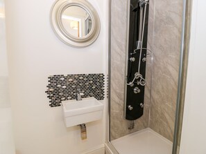 Shower - Gull Cottage, Newborough (Bodorgan)
