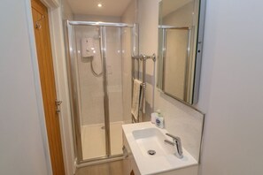 Shower - Pippas place, St Just (Penzance)