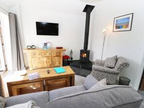 Living area - THE OLD MILL HIDEAWAY, hot tub, Ellerton (York)