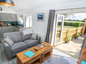 Living area - THE OLD MILL HIDEAWAY, hot tub, Ellerton (York)