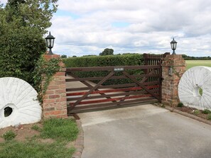 Property grounds - THE OLD MILL HIDEAWAY, hot tub, Ellerton (York)