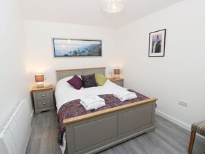 Room - THE OLD MILL HIDEAWAY, hot tub, Ellerton (York)