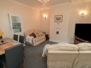 Living area - 8 St. Marys Walk, Scarborough. (Scarborough)